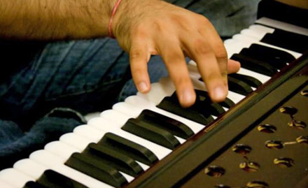 Total Musical Solution Dhauli Pyau - Rs 19 for 3 music classes. Learn guitar, synthesizer & harmonica!
