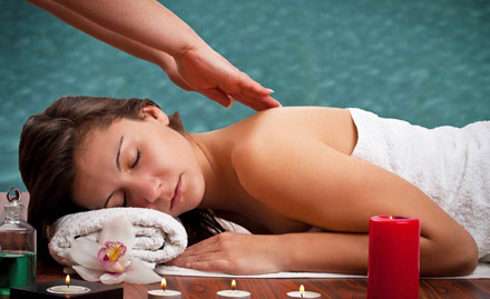 Eelana Beauty Clinic And Spa City Center - Rs 899 for full body aroma oil massage. Also get body cleansing & shower!