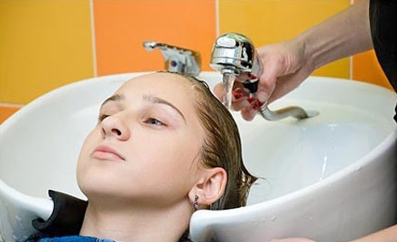 Eyepopping Santoshpur - Rs 549 for gold or pearl facial, hair wash, massages and more! 