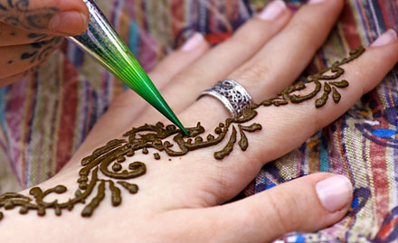 She Likes Mehendi Spot Doorstep Services - 30% off on bridal mehendi at your doorstep. Complete your bridal look!
