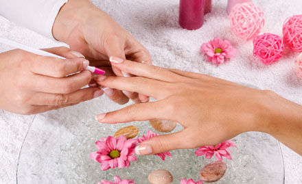 La' Vogue  Behala - Rs 199 for nail cleansing, nail polish & designer nail art!