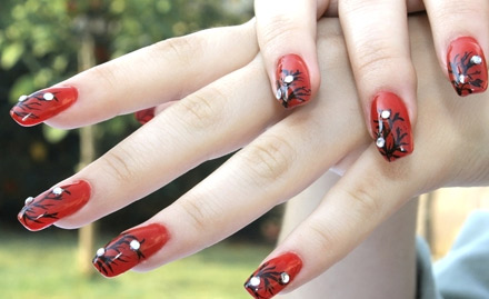 Fabonnyx Nail Studio Vile Parle - 40% off on nail art, nail extension, gel polish and more. Give a striking look to your nails!