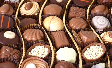 Mavin KK Tagore Street - 16 pcs assorted home made chocolates at just Rs 249. Also, get 25% off on cakes!