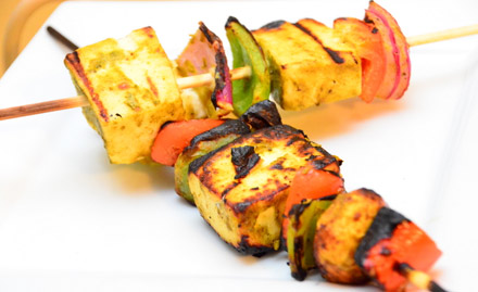 D2i Sapna Sangeeta Road - 20% off on a minimum billing of Rs 300. Enjoy vegetarian North Indian and Chinese delicacies!