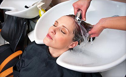 Rashid Habibs Hair Beauty & Spa Sundar Pur - Pamper yourself with 40% off on hair services, make-up services & more!